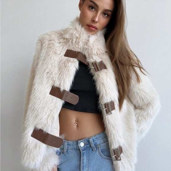 NWOT Faux Fur Buckle Jacket - Cream - Picture 4 of 4